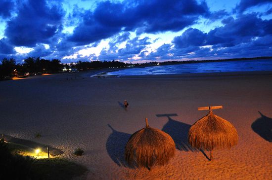 Abschied von Tofo. Die Bucht passend zu unserer Stimmung feierlich herausgeputzt.