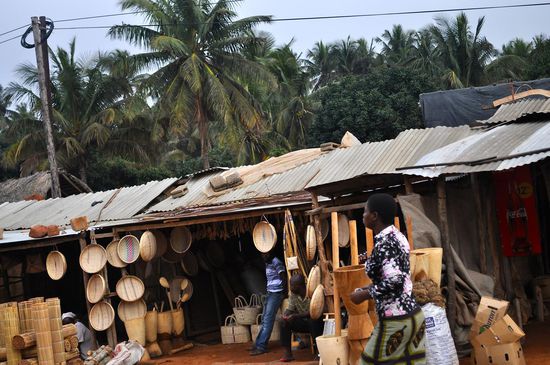 Korbgeschäft auf unserer Fahrt nach Maputo.