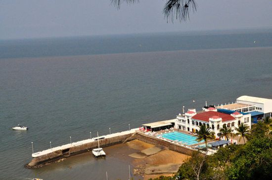 Schwimmbad in Maputo in unmittelbarer Nachbarschaft des Hafens.
