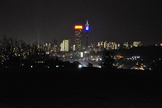 Die beeindruckende Skyline von Johannesburg. So, wie sie sich von unserer Terrasse aus präsentierte.