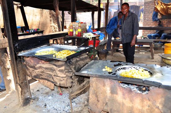 Der Gassenfeger in Nkhata Bay: Frisch frittierte Pommes-Frites.