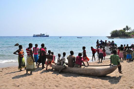 Am Strand von Chizumulu hat sich alles versammelt, was laufen kann. "Mzungu, Mzungu!" rufen uns die Kinder nach. Das heißt soviel wie Ausländer oder Fremder und ist keinesfalls böse gemeint. Jeder ist freundlich und hilft, das Gepäck an Land zu zerren.