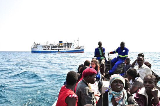 Unsere Überfahrt nach Chizumulu. Im Hintergrund wird die Ilala für die Weiterfahrt nach Likoma Island beladen.