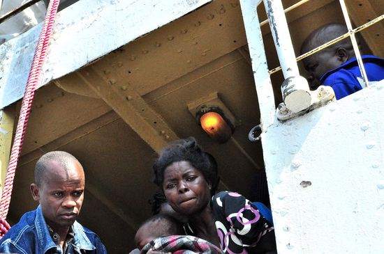 Auch die Kleinsten werden herunter gereicht. So sorgfältig wie der 32 Zoll Fernseher oder die Rucksäcke der Backpacker mit deren ganzen Hab und Gut.