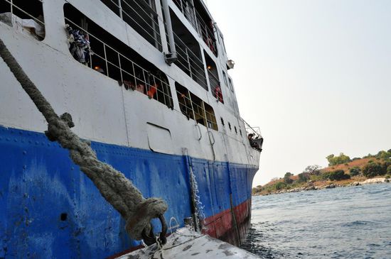 In der Bucht von Chizumulu warten die Rettungsboote und zahlreiche Einbaumboote, um die Passagiere und deren Ladung anzulanden. Der Ruhe während der Überfahrt folgen zum Teil panische Szenen, bis ein jeder seinen Platz in den Booten gefunden hat.