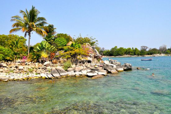 An diesem Strandabschnitt mit glasklarem Wasser verbrachten wir unvergessliche Stunden mit Baden und Sonnen. In der einzigen Traveller-Kneipe auf Chizumulu gab es leckeres Essen für kleines Geld und Tipps für lau, aber nicht für umsonst.