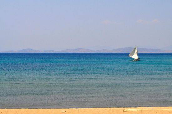 Mit dem Wind im Segel und dem Ufer Mosambiks im Blick.