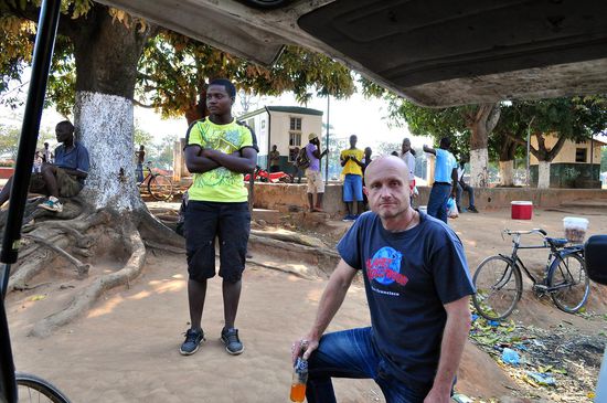 Gleich hinter der Grenze von Malawi nach Mosambik in Zobue. Noch war die sprichwörtliche mosambikanische Lebensfreude nicht auf uns übergegangen.