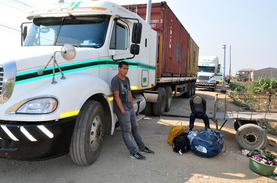 Erschöpfung und Müdigkeit brachen sich bahn. Erschöpfung bei Michael, Müdigkeit bei dem Streckenposten der mosambikanischen Truckervereinigung.