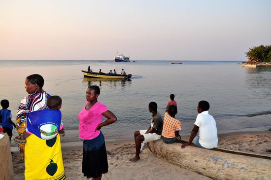 Und weil es so schön war und die Wifi-Verbindung so außerordentlich gut läuft, gehts gleich noch einmal zurück zum Malawi-See und seinen freundlichen Bewohnern. Im Hintergrund die Titanic.