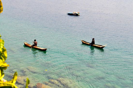 Die beiden Einbaumfahrer ruderten regelmäßig in den Gewässern vor unserem Bungalow am Malawi-See.