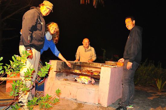 BBQ am Strand von Vilanculo. Im Uhrzeigersinn: Gerrie, Anita, Peter und Michael.