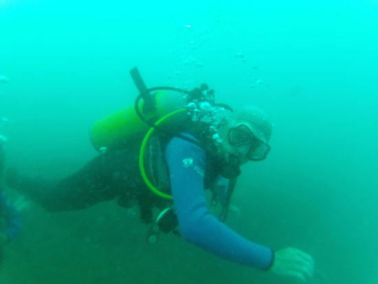 Der Autor in 28 Meter Tiefe, wegen der starken Strömung an einem Felsen festgeklammert.