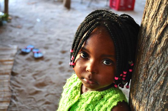 Schon die Kleinsten sind dem Fremden offen, wie hier auf dem Markt in Tofo.