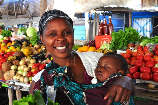 Begegnung auf dem Markt in Tofo. Die Menschen sind ausgesprochen freundlich und lassen sich gerne Fotografieren - zur Freude des Reisenden.