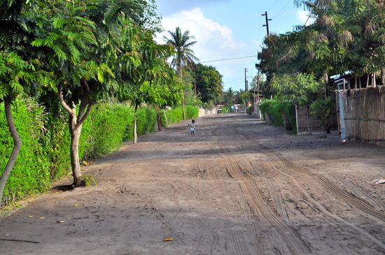 Unser Weg durch die Sandstraßen von Vilanculo zu unserer Unterkunft am Strand.