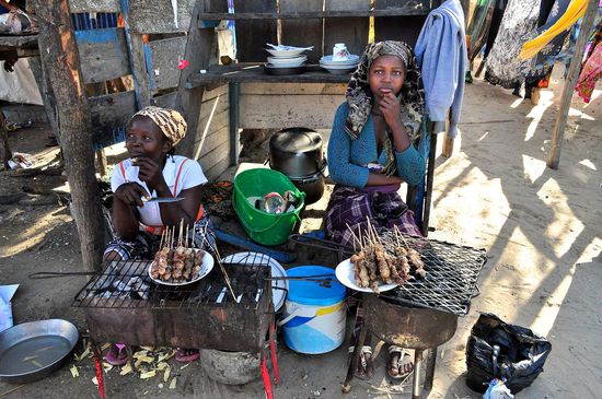 Grimmige Fleischverkäuferinnen in Tofo.