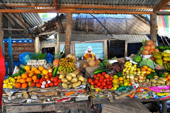 Obst und Gemüse auf dem Markt in Tofo.