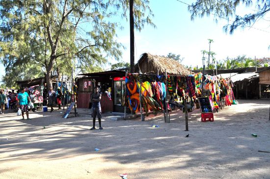 Rasta Ausstattung und Hippie Accessoires auf dem Markt von Tofo.