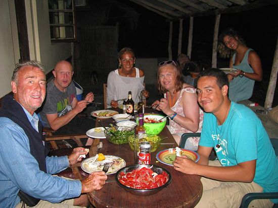 Die United Nations in Tofo. Vereint um den Grill: Italiener, Briten, Mosambikaner, Kroaten und Deutsche.