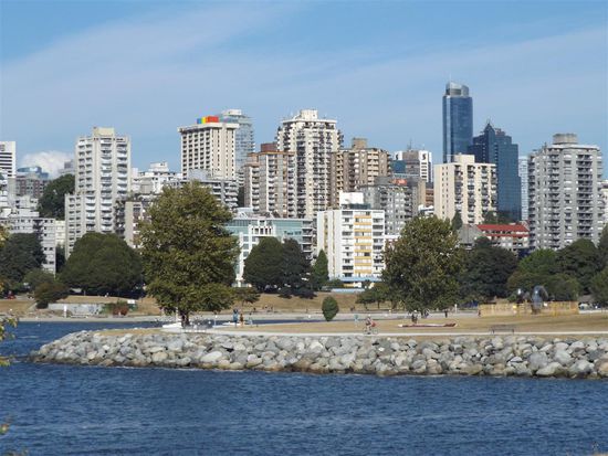 Rechts steht das höchste Gebäude in Vancouver, das Shangri La Hotel und
links sieht man die Regenbogenfarben auf dem Dach eines Gebäudes, weil letzte Woche in Vancouver die Pride Week war.