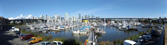 Granville Island liegt unter dem südlichen Ende der Granville Street Bridge (rechts)