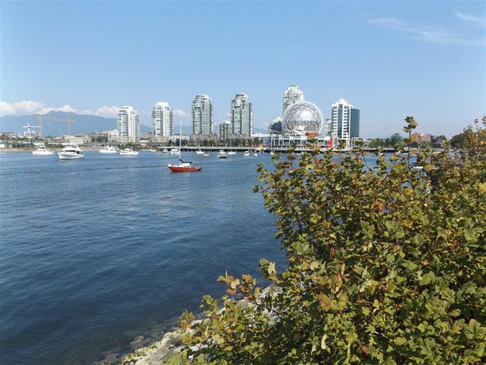 Science World befindet sich in dem kugelartigen Gebäude