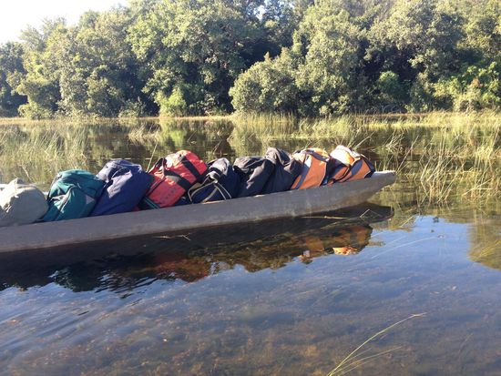 Das Gepäck wird auf Mokoros zur Lodge gebracht