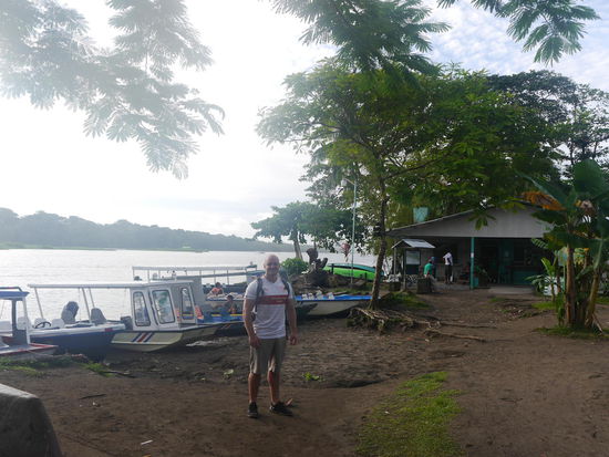 Bye bye Tortuguero.... im Hintergrund die vertrauenserweckenden Taxiboote