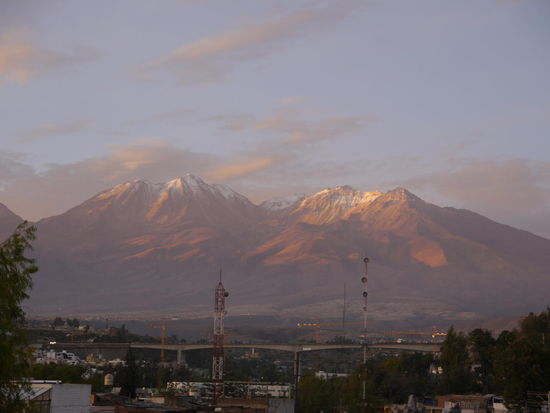 Unser Ausblick beim Duschen auf den schneebedeckten Vulkan Chachani 