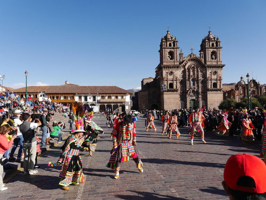 Parade am Plaza mit verschiedenen Gruppen und Taenzen