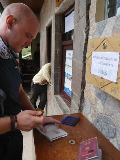 Am Ende holten wir uns noch den offiziellen Machu Picchu Stempel fuer unsere Reisepaesse... 
