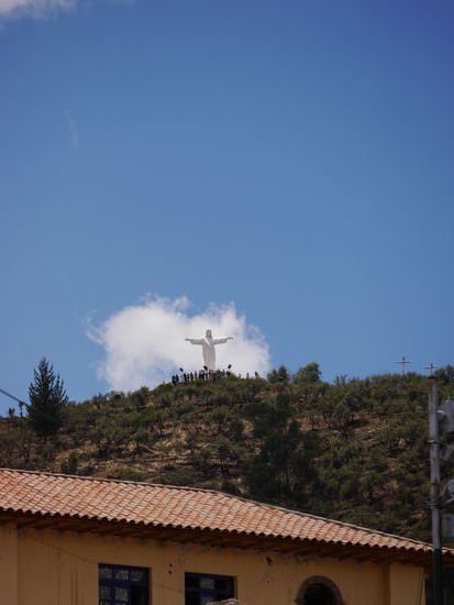 Der "weiße Christus " breitet seine Hände hoch über Cusco aus