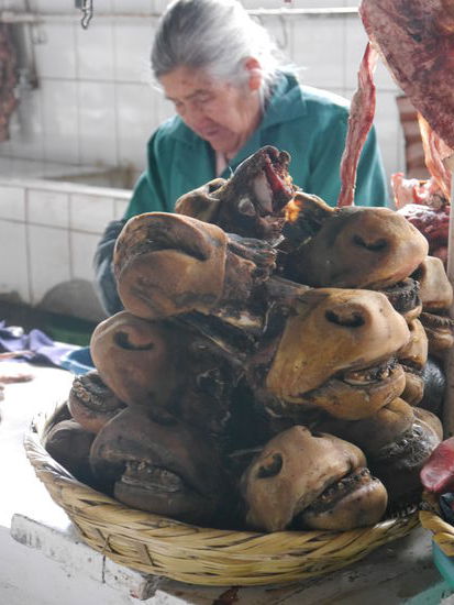 Eselkopf gefällig?!  Frisch zubereitet auf dem Holztisch nebenan.. 