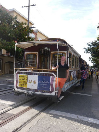 Das legendäre Cable car... und wir ergatterten einen der begehrten Stehplätze außen 