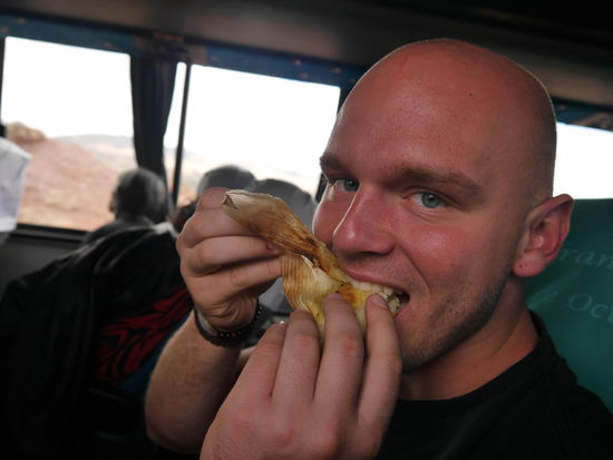 Reiskuchen (oder so was in der Art) im Bananenblatt - nicht wirklich ein Highlight, aber wenn es dann einzige ist was es zum Mittagessen gibt - gar nicht so schlecht