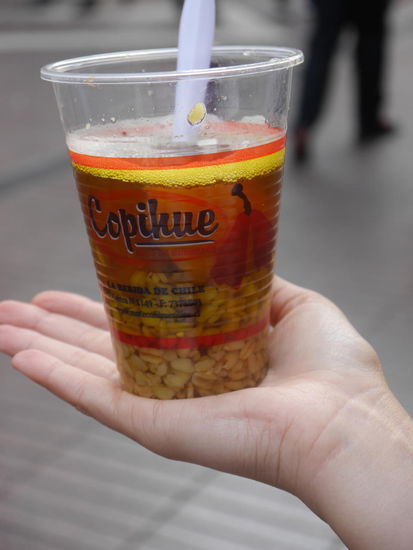 mote con huesillos - ein beliebtes Getränk im Sommer mit eingelegtem Weizen und Pfirsichen