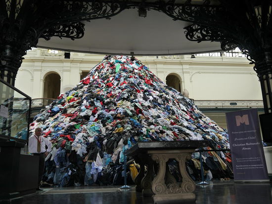 So sieht es bei Benji auch ab und zu aus, wenn er mal wieder nicht weiß was er anziehen soll..  hier ist es Teil einer Kunstausstellung