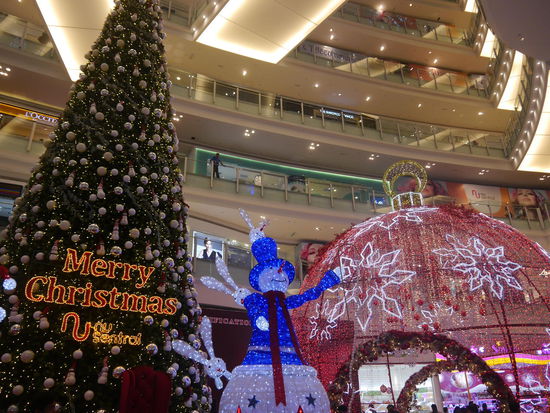 Weihnachtsdeko im Shopping center...