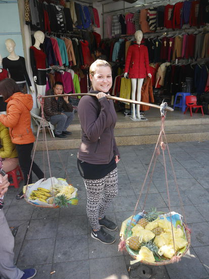An einer Straßenecke hängte mir ne Verkäuferin plötzlich ihren "Laden" auf die Schulter. Ich bewundere die Frauen seither umso mehr - die Dinger sind wirklich extrem schwer!