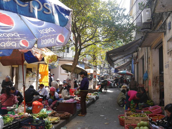Kleiner Markt - hier findet man trotzdem so ziemlich alles was man sich vorstellen kann und manchmal auch mehr  bspw. Gegrillter Hund