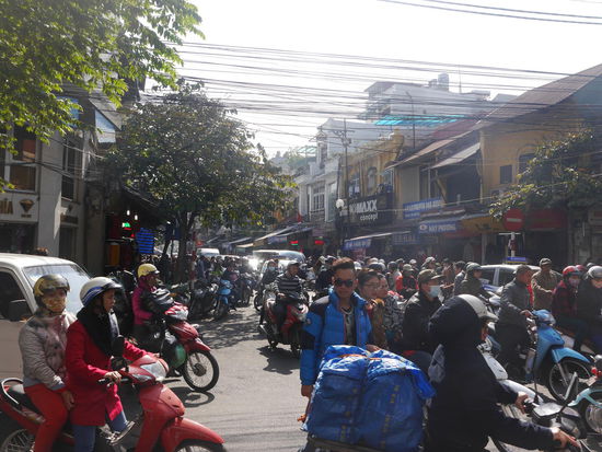 Verkehr in Hanoi - hier noch recht überschaubar