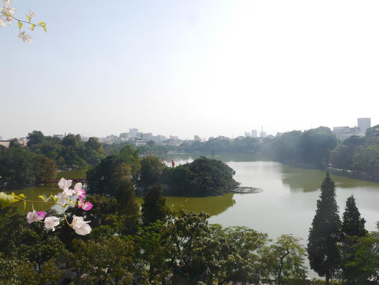 Blick von der Dachterrasse auf den Hoan-Kiem-See (Highlight hier ist die im See lebende 2m große, 200kg schwere Schildkröte  )