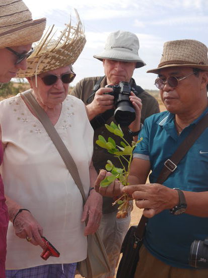 Dong erklärt etwas über die Erdnussplantagen... uns gefällt auf dem Bild jedoch auch die Dame links im Bild.. 