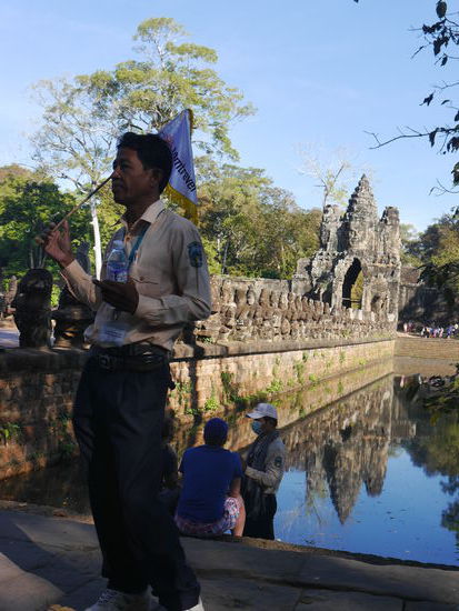 Savy - unser Führer vor einem der Eingangstore