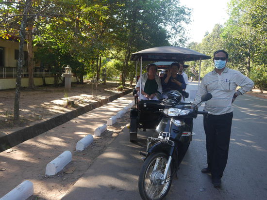 Während wir mit dem Tuktuk unterwegs sind...