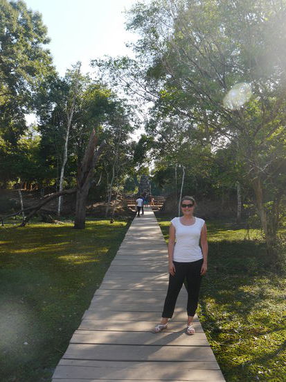 Auf der langen Brücke zum kleinen Neak Poan Tempel