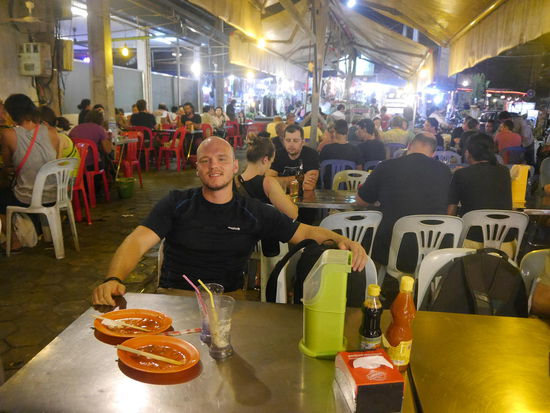 Abendessen im Straßenrestaurant