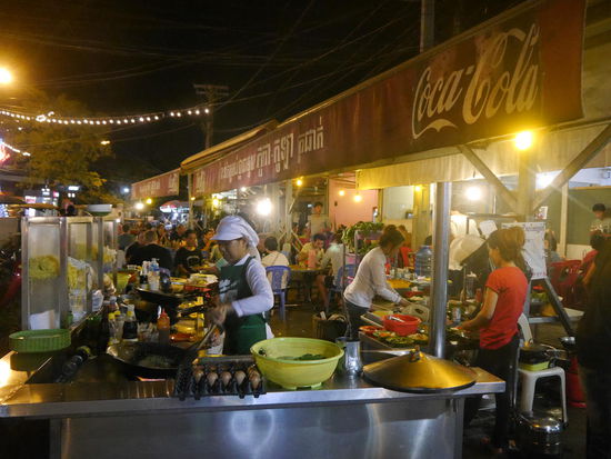 Hier wird das Essen frisch vor deinen Augen zubereitet