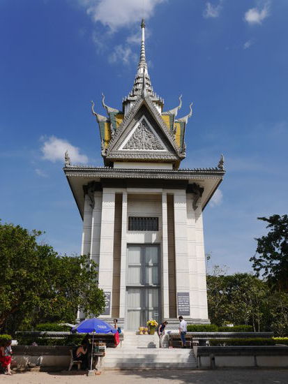 Gedenkstupa - hier werden auf sieben Ebenen vorwieged die Schädel der Opfer aufbewahrt
